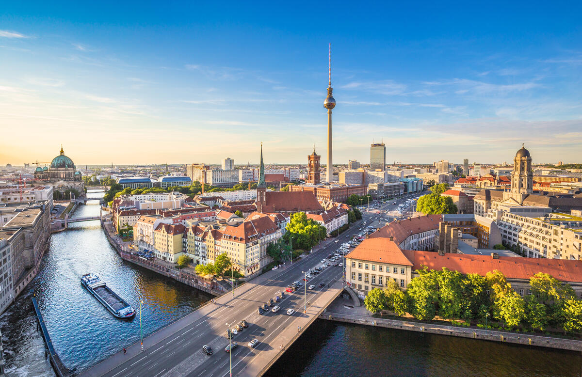 Warme Abendfarben über der Spree mit Nikolaiviertel, Fernsehturm und Berliner Dom.
