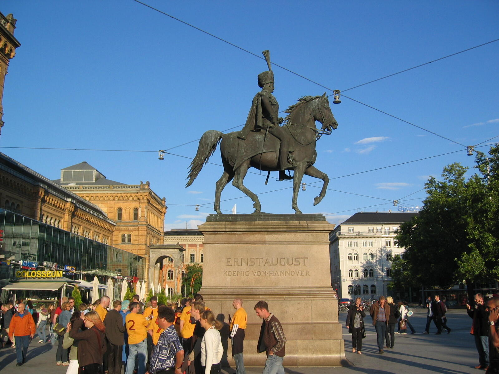 Reiterstandbild von König Ernst August vor dem Hauptbahnhof Hannover