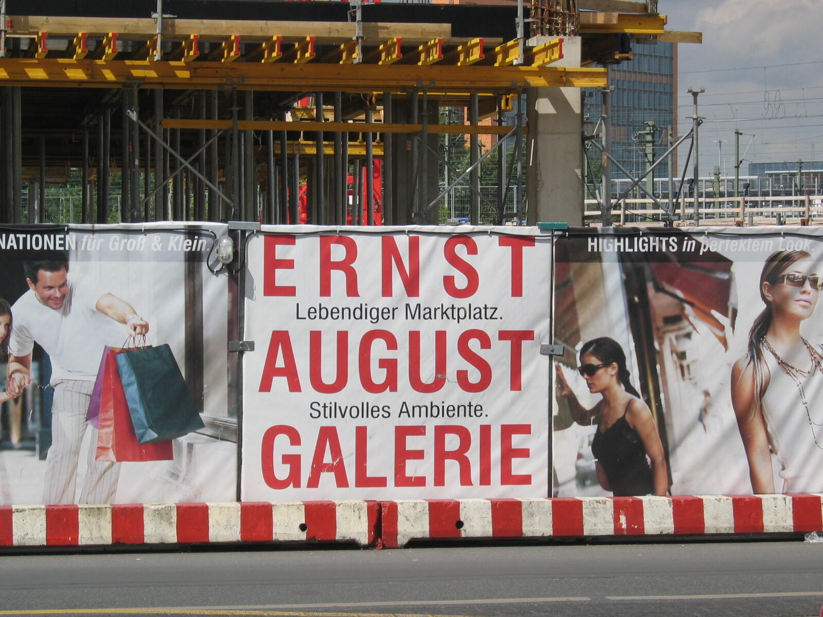 Banner mit Aufschrift Ernst August Galerie vor Baugerüst und rot-weißer Baustellenabsperrung.