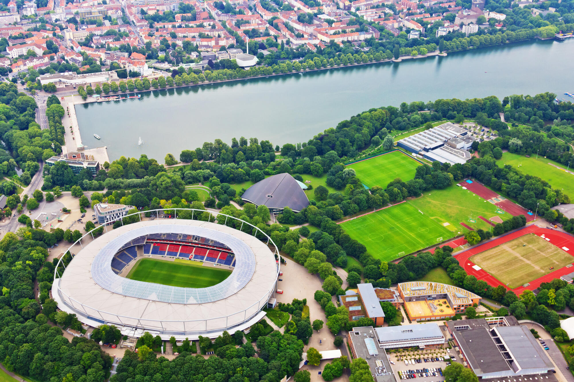 Luftbild vom Maschsee mit Stadion und Sportpark