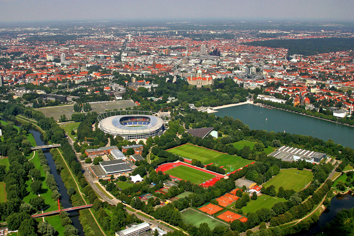 Maschsee, Leineaue und Stadion aus der Luft