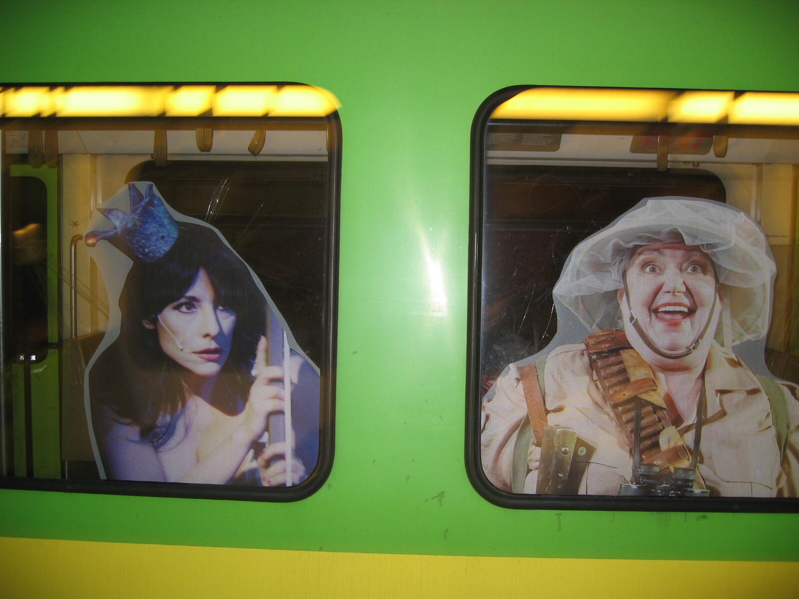 Grüner Stadtbahnwagen mit Fensterwerbung