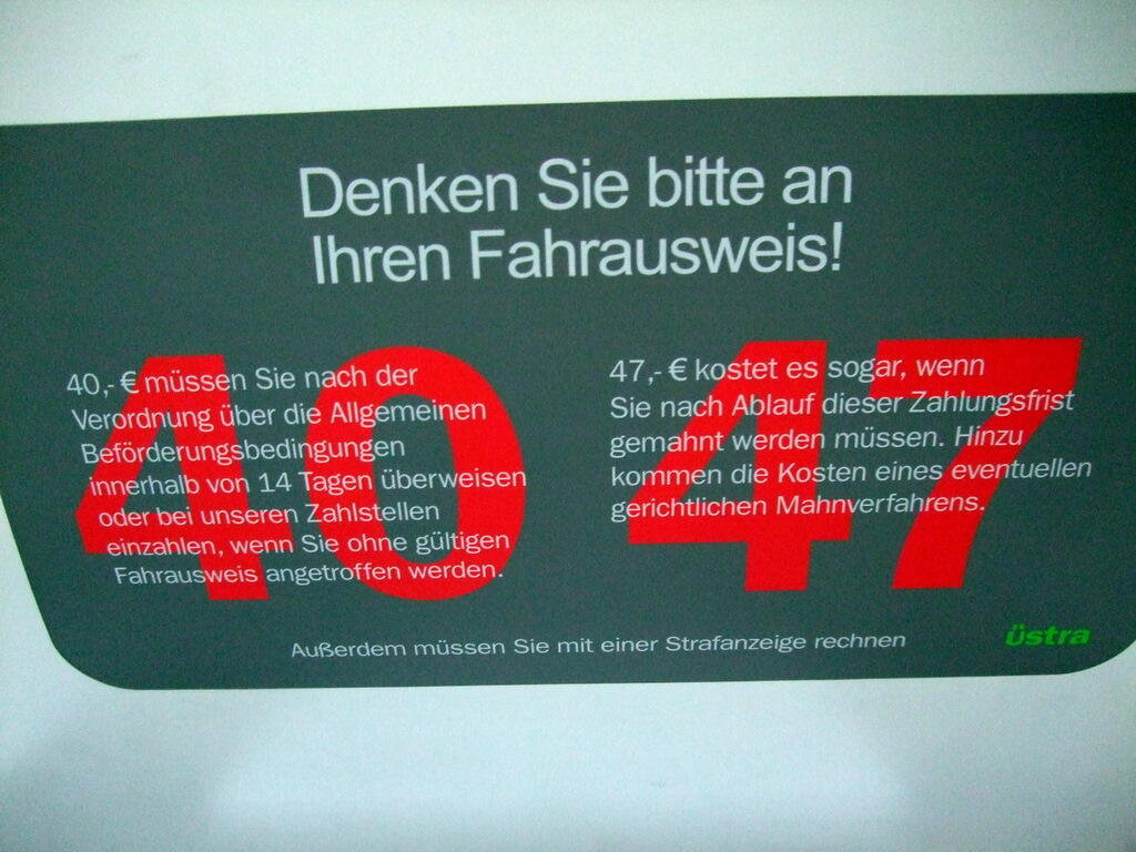 Aushang mit der Überschrift „Denken Sie bitte an Ihren Fahrausweis!“ und roten Zahlen auf dunklem Hintergrund.