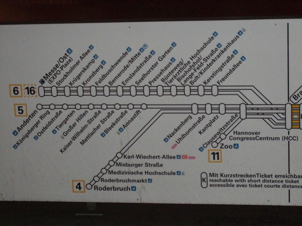 Nahaufnahme eines gedruckten Straßenbahnlinienplans mit Haltestellen und Hannover Congress Centrum.