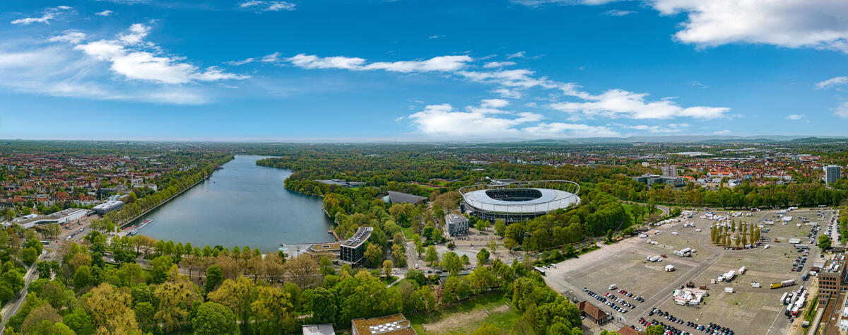 Wolkenhimmel über Maschsee und Stadion: Hannover aus der Luft