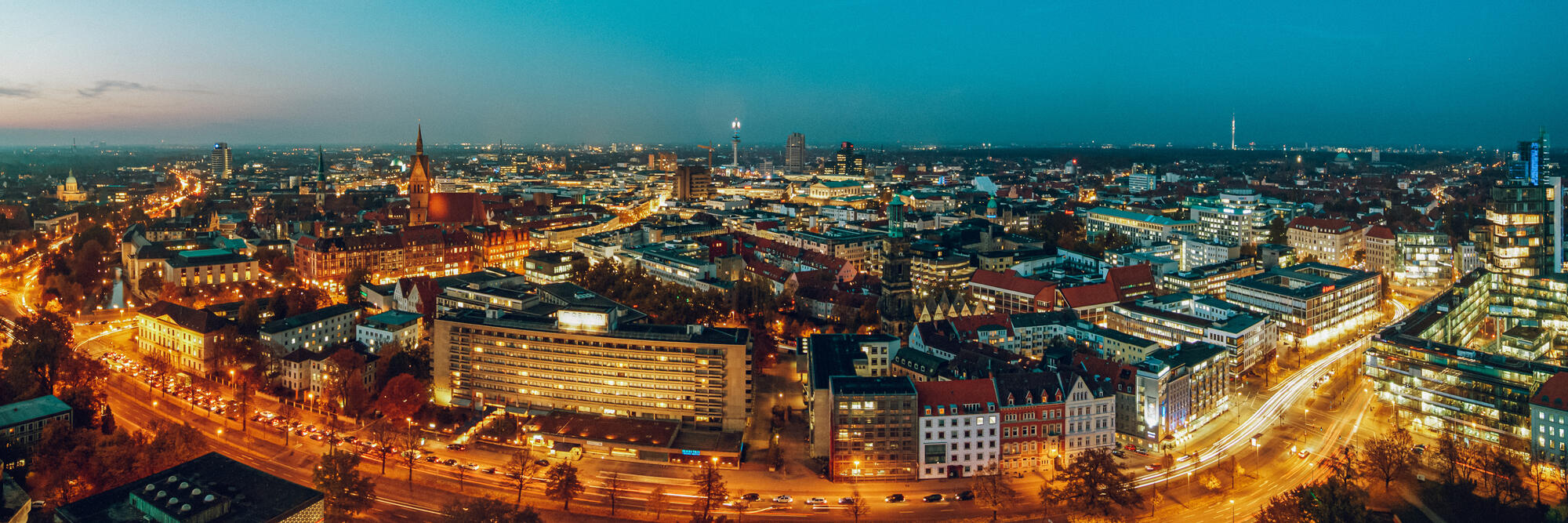 Skyline von Hannover zur blauen Stunde mit Marktkirche und beleuchteten Straßen