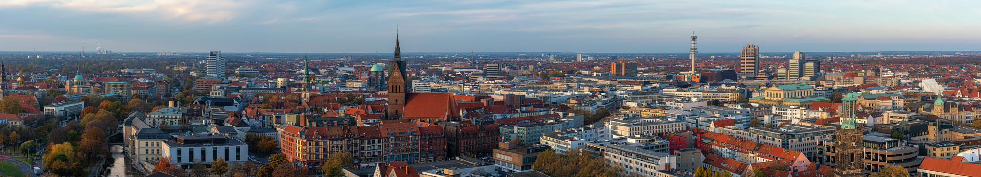 Panorama der Innenstadt von Hannover mit Marktkirche und Altem Rathaus im Abendlicht