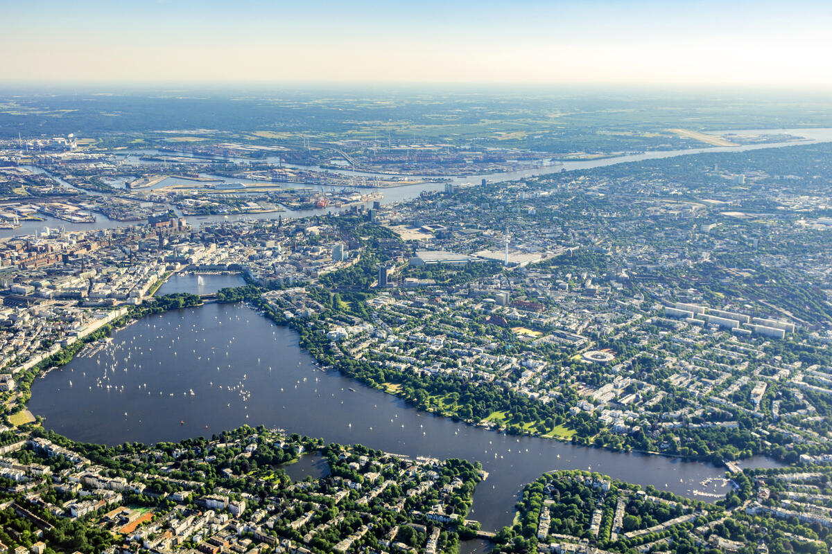 Außenalster und Hamburger Stadtgebiet aus der Luft.