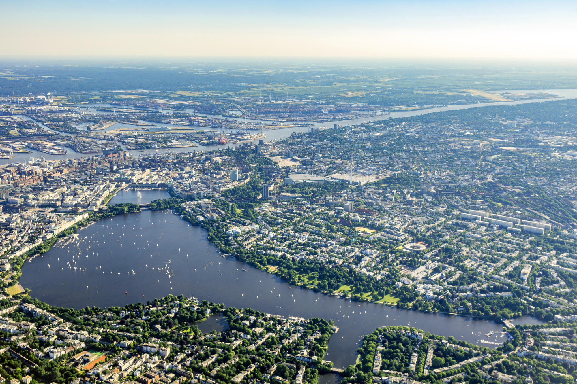 Außenalster und Hamburger Stadtgebiet aus der Luft.