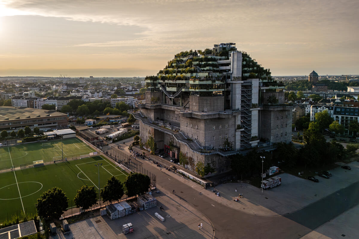 Begrünter Hochbunker auf St. Pauli.