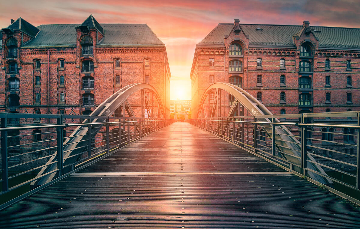 Brücke zwischen Backsteinspeichern im Abendlicht.