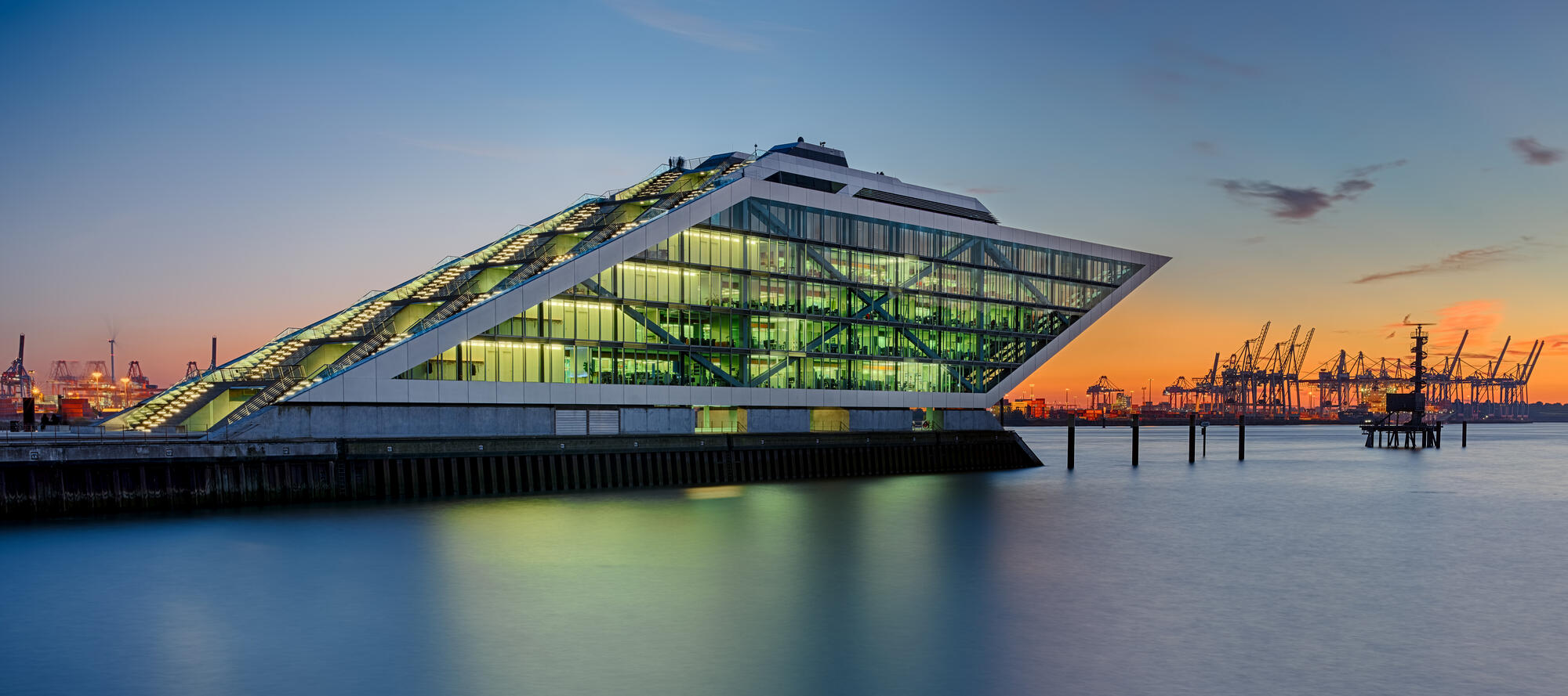 Das Dockland am Wasser in der Dämmerung.