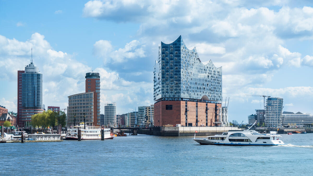 Elbphilharmonie und Schiffe auf der Elbe.