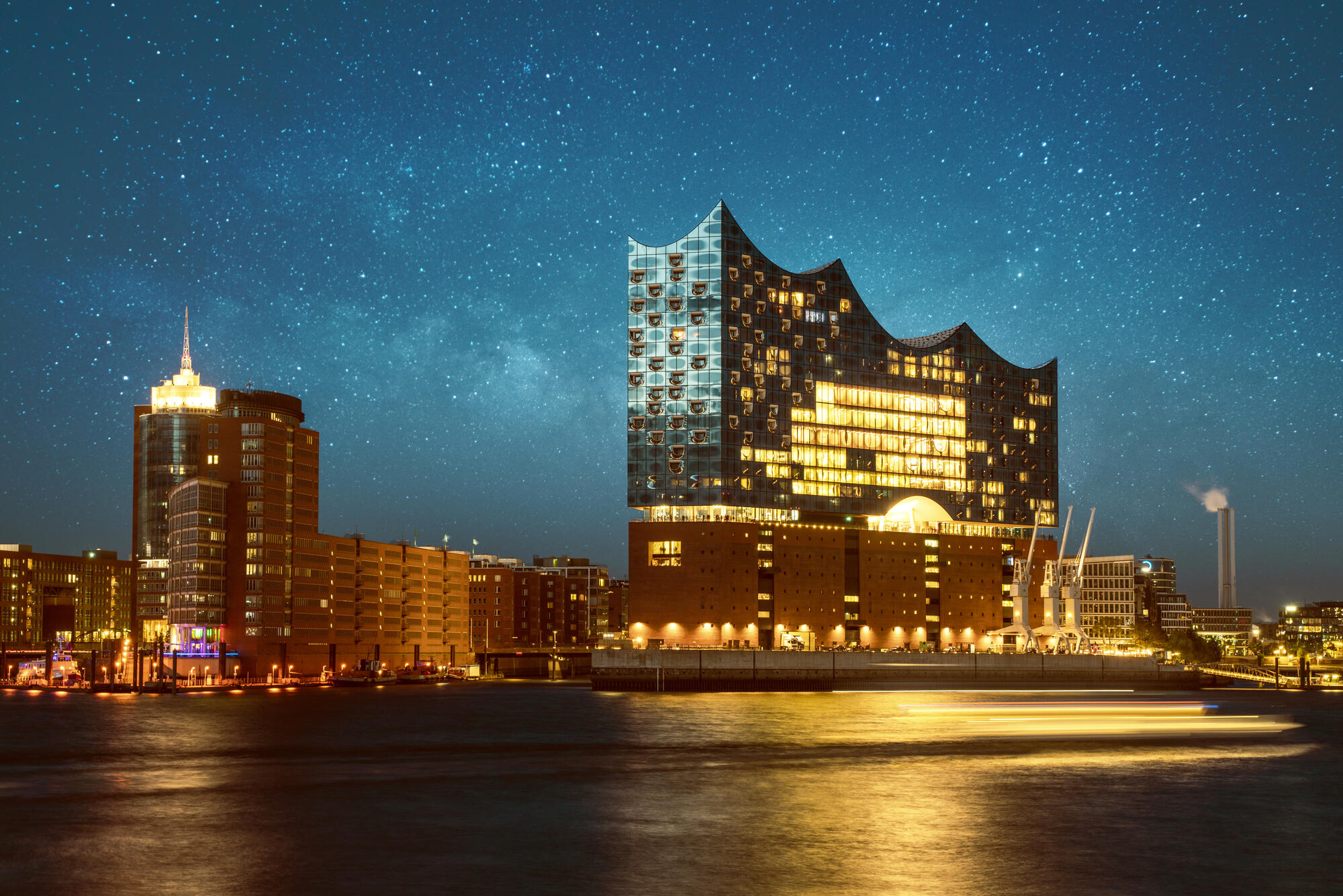 Elbphilharmonie unter einem Sternenhimmel.