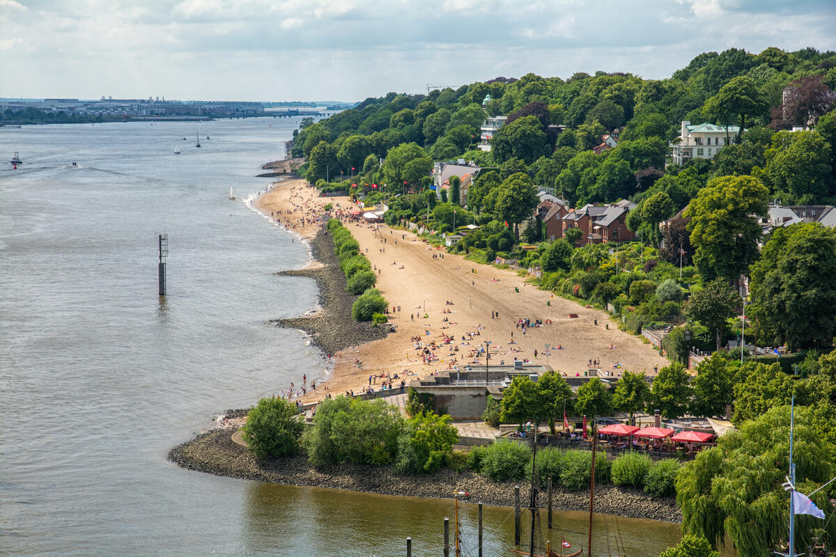 Elbstrand und bewaldeter Hang in Övelgönne.