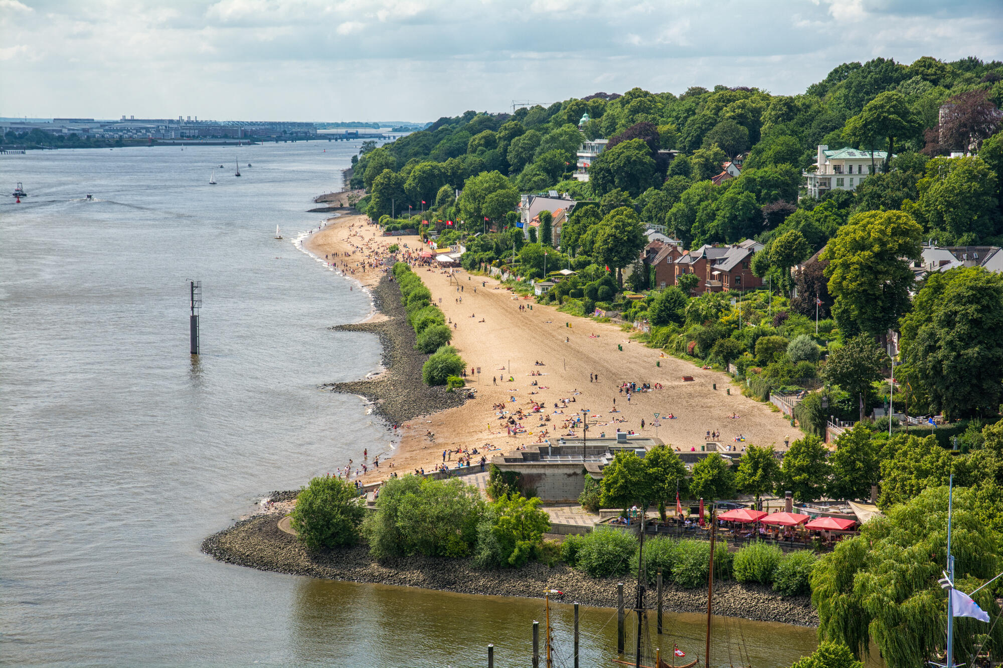 Elbstrand und bewaldeter Hang in Övelgönne.