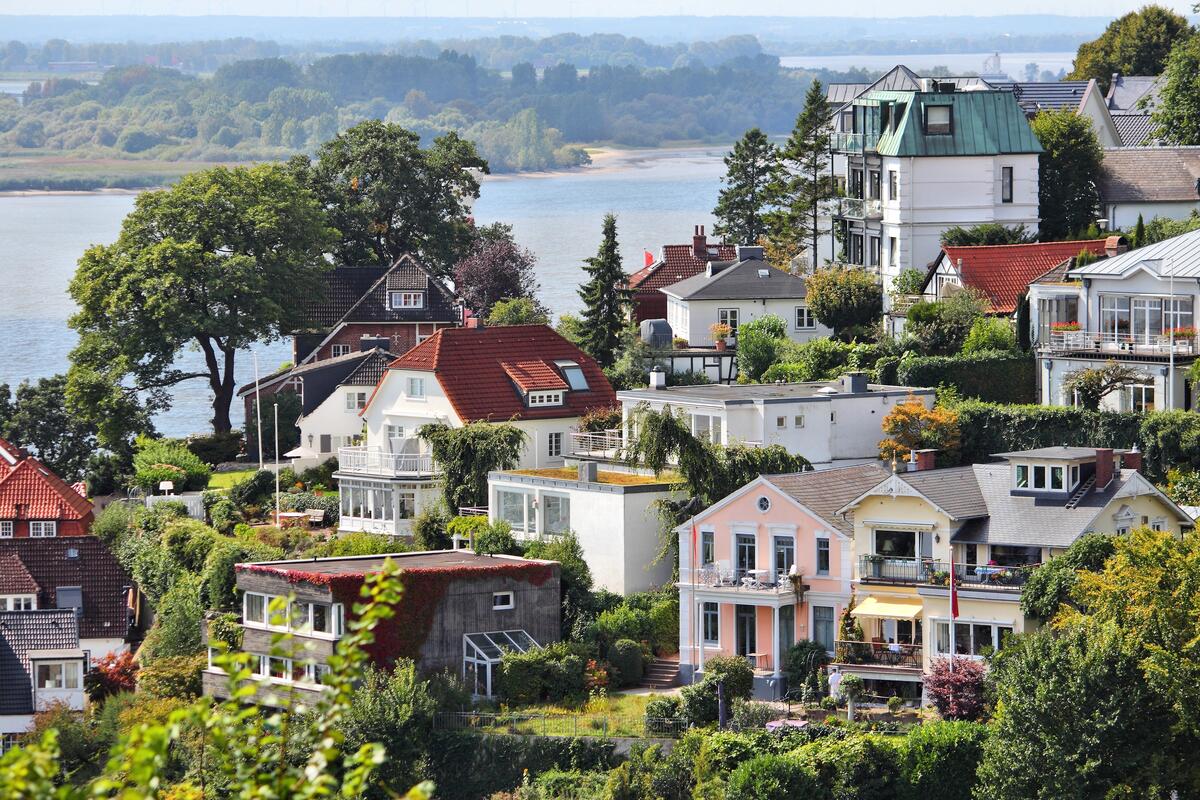 Häuser und Gärten am Hang in Blankenese.
