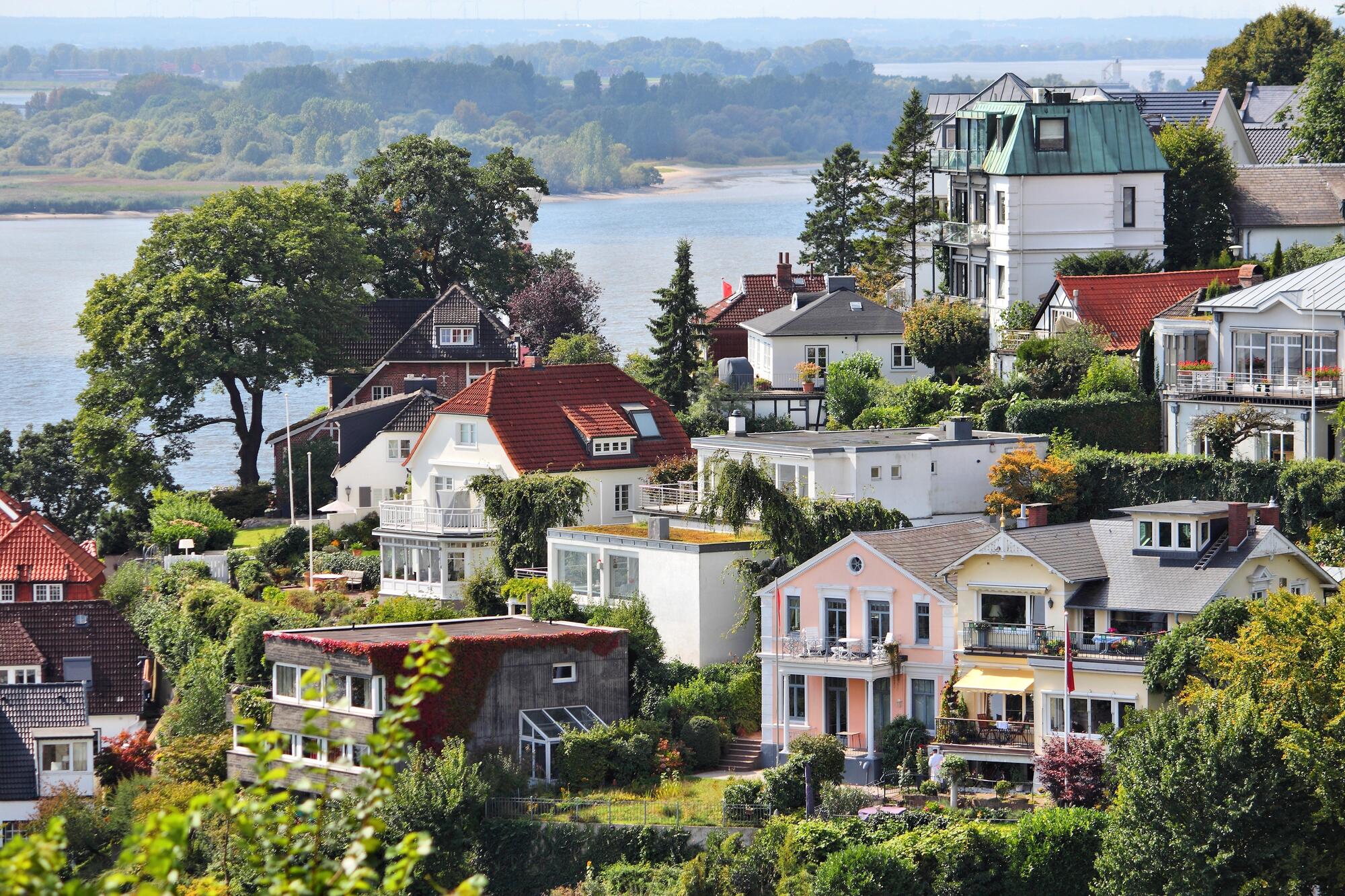 Häuser und Gärten am Hang in Blankenese.