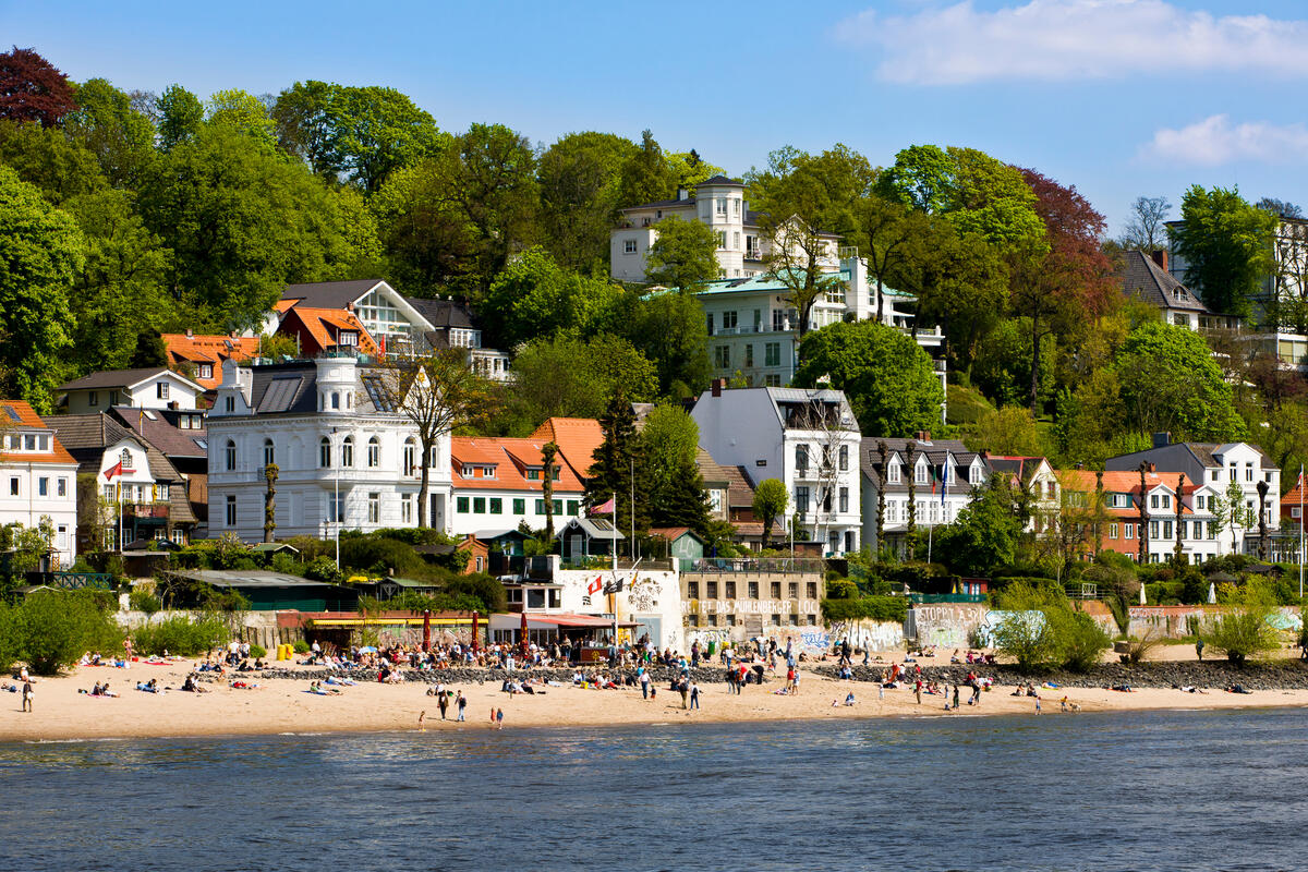 Häuser und Strand am Hamburger Elbufer.