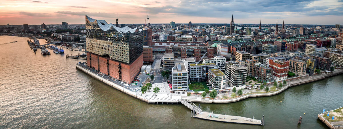 HafenCity und Elbphilharmonie aus der Luft.