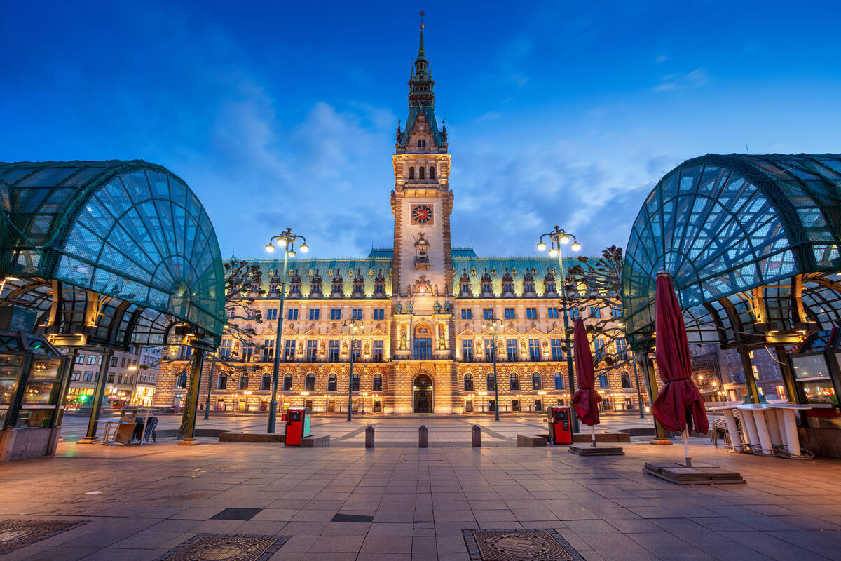 Hamburger Rathaus in der blauen Stunde.