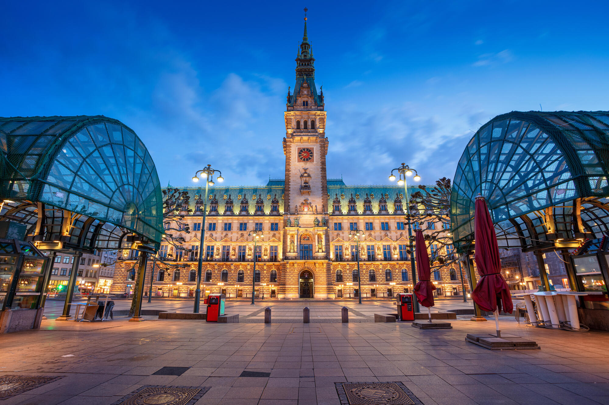 Hamburger Rathaus in der blauen Stunde.