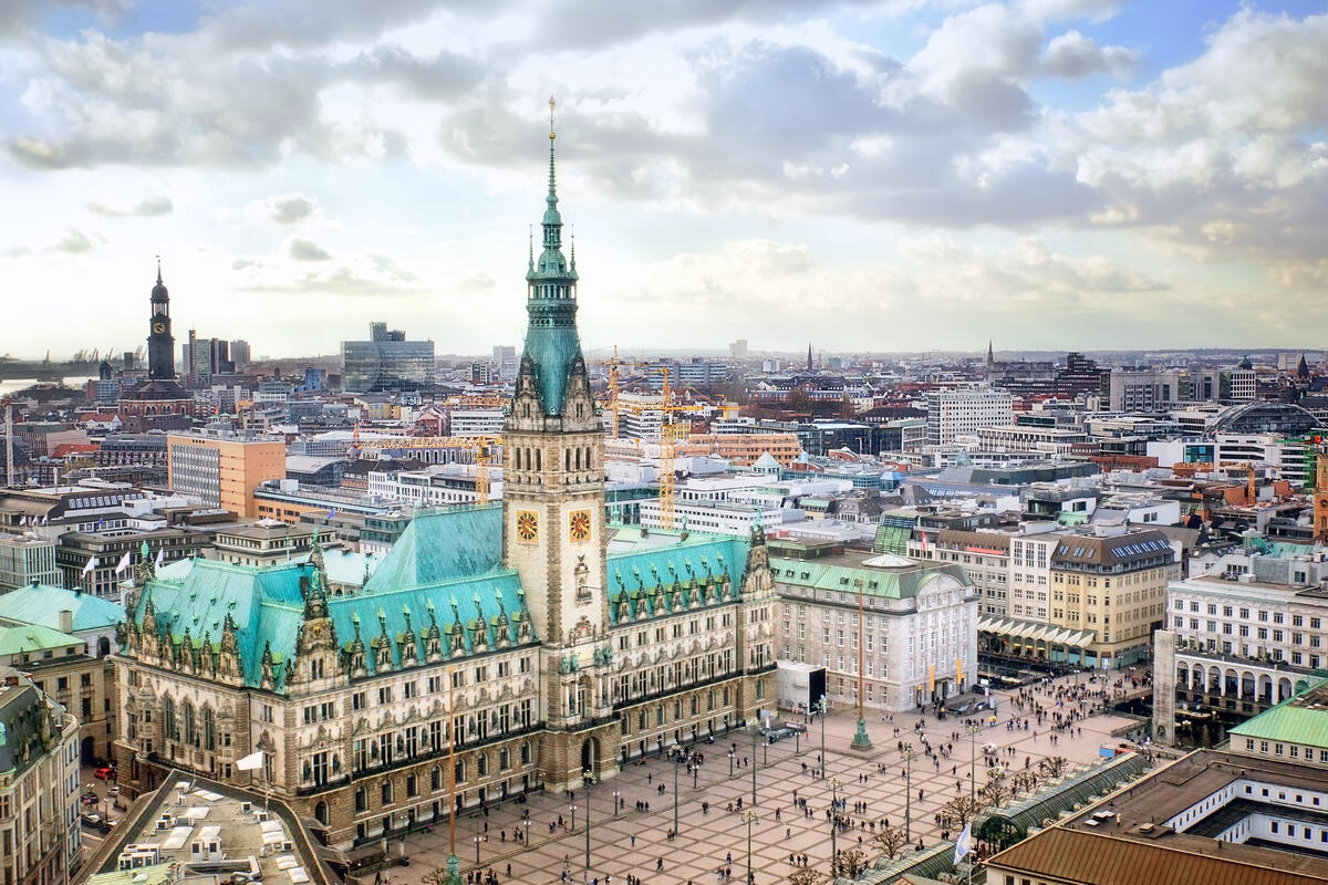 Hamburger Rathaus und Rathausmarkt von oben.