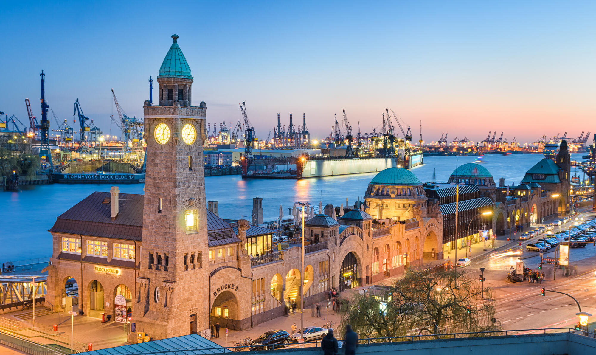 Landungsbrücken und Hafen in der Dämmerung.
