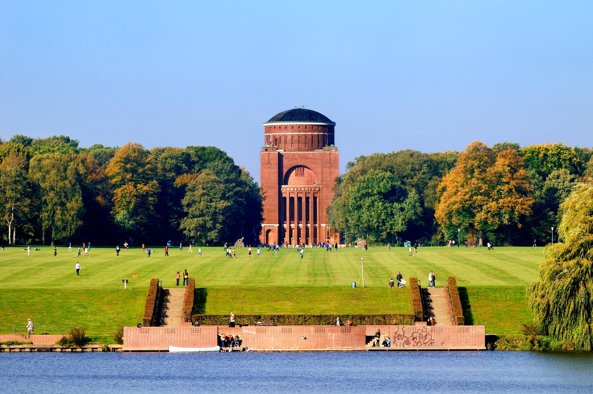 Planetarium und Stadtparksee im Grünen.