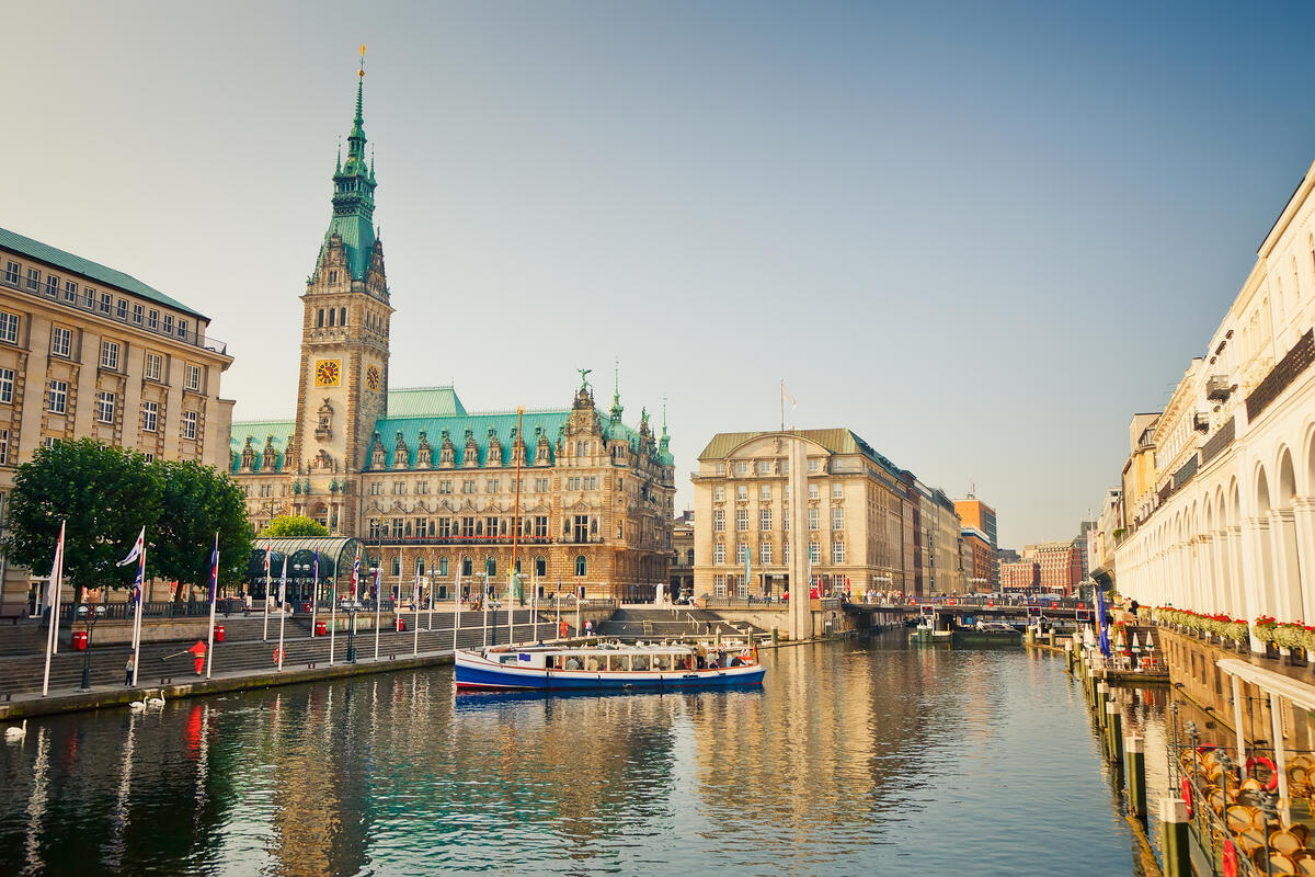 Rathaus und Alsterarkaden am Wasser.