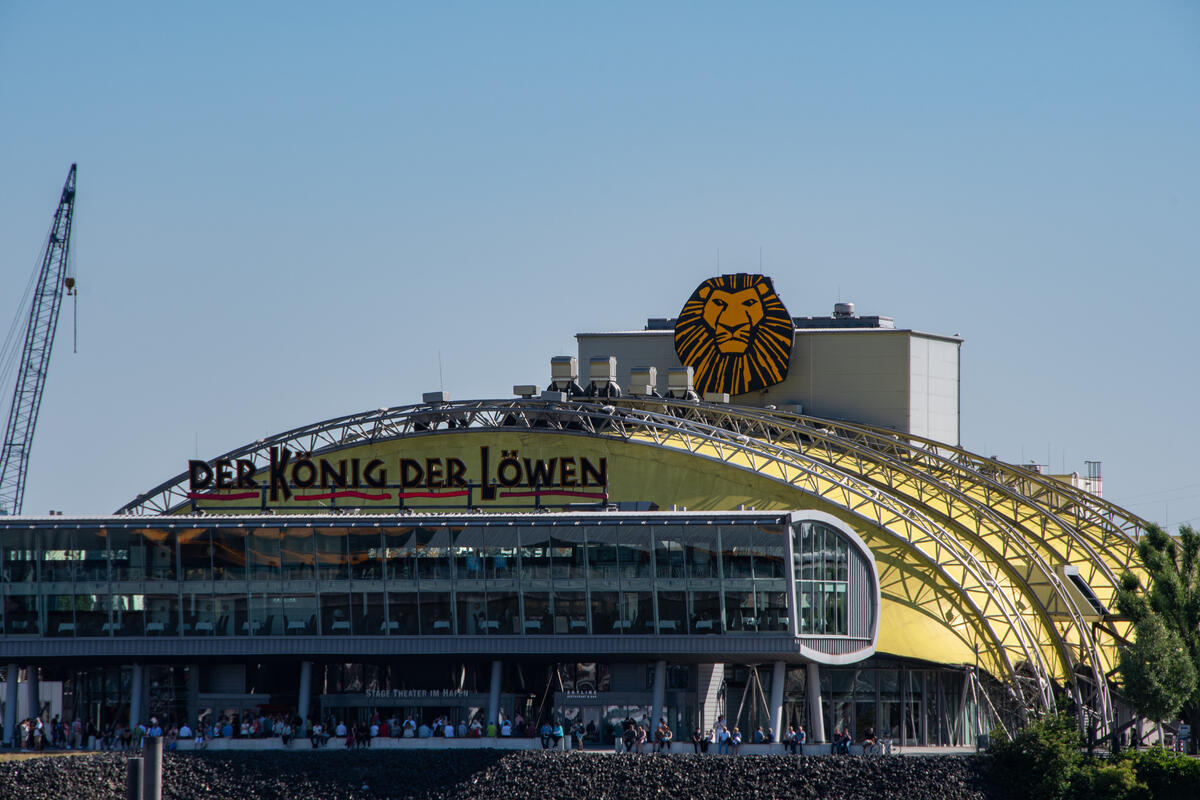 Theater im Hafen mit dem Schriftzug „Der König der Löwen“.