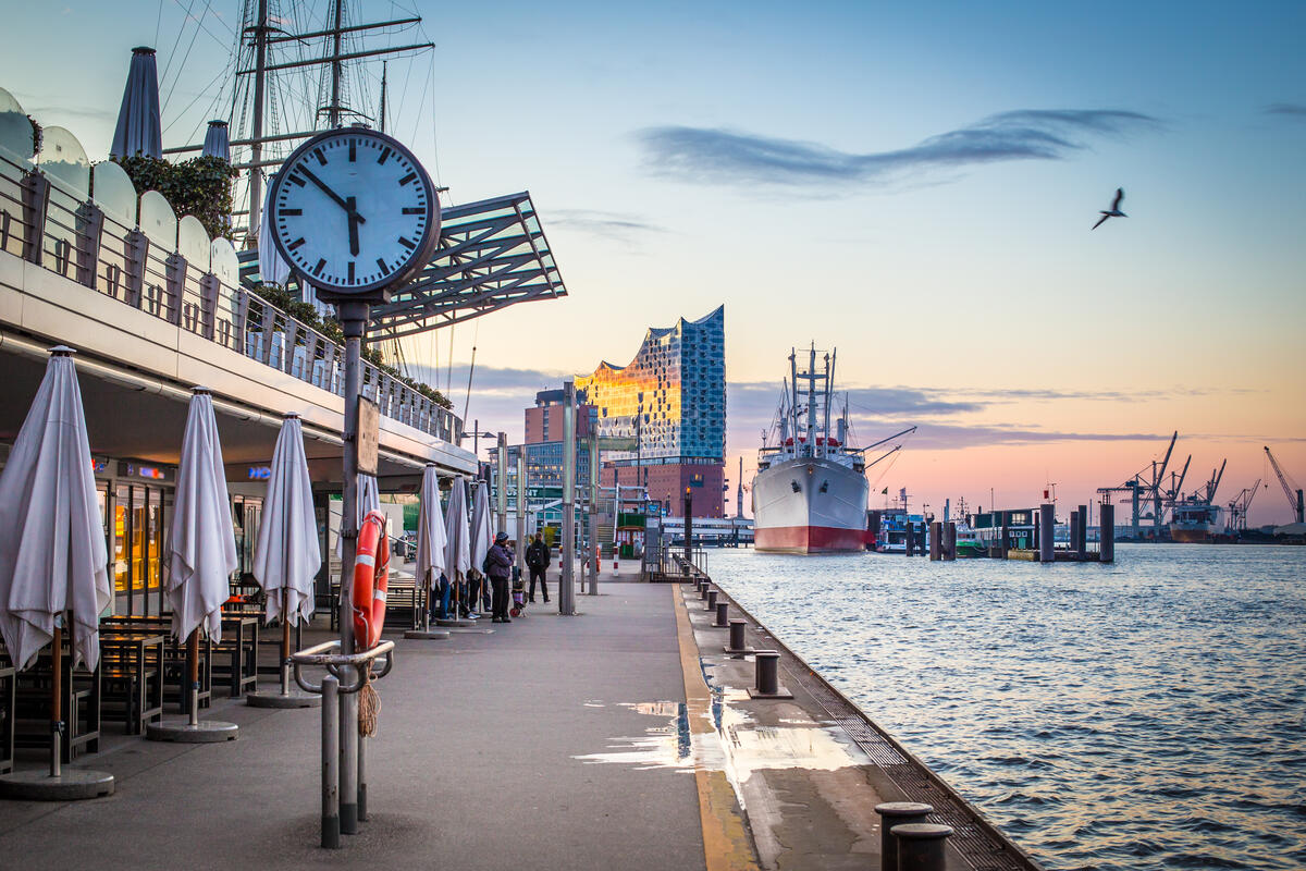 Uhr und Promenade am Hamburger Hafen.
