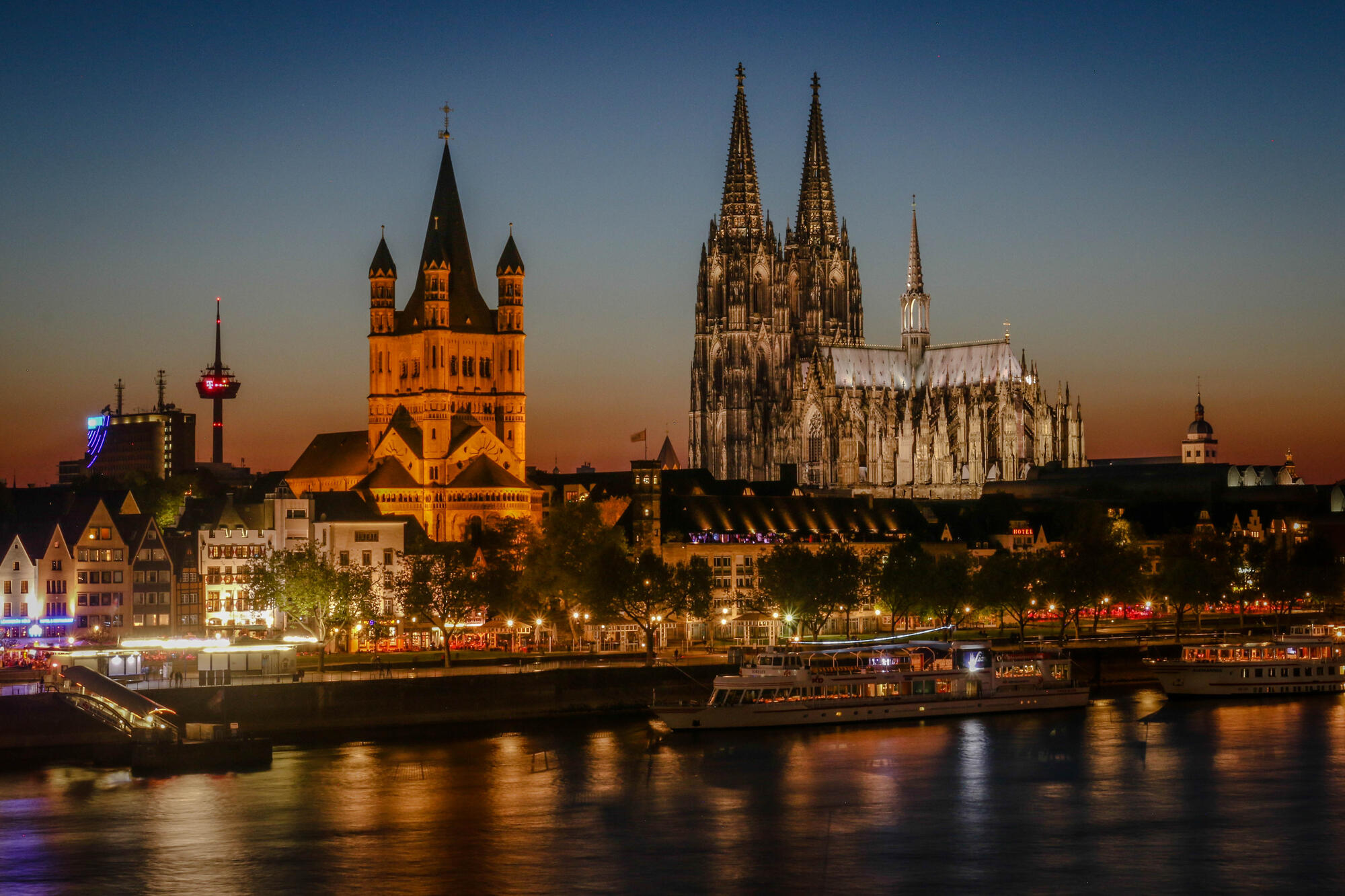 Beleuchtete Kölner Altstadt am Rhein.