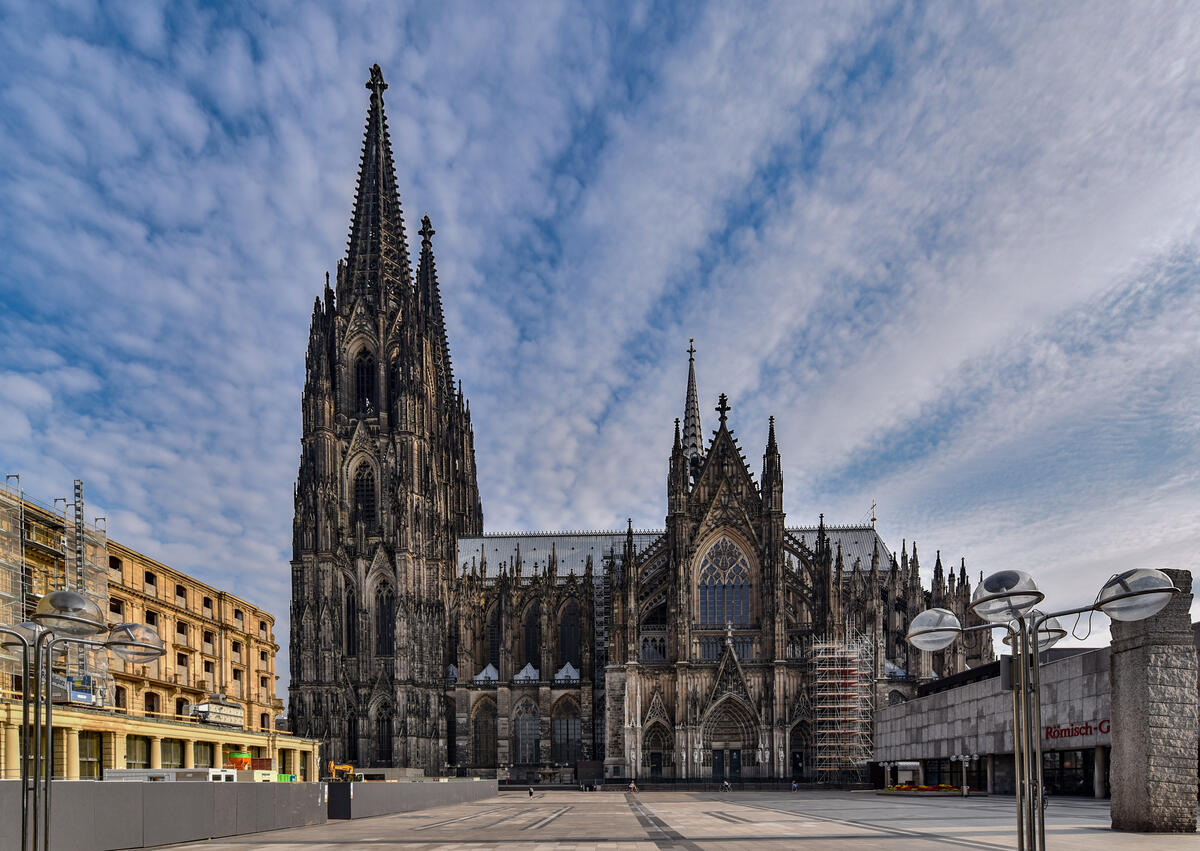 Blick von der Domplatte auf den Kölner Dom.
