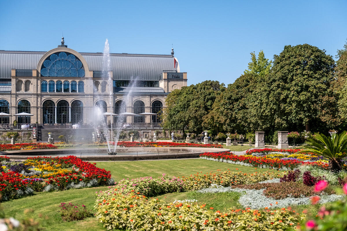 Blumenbeete und Brunnen vor der Kölner Flora.