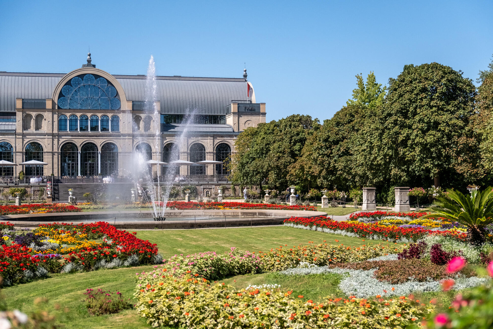 Blumenbeete und Brunnen vor der Kölner Flora.