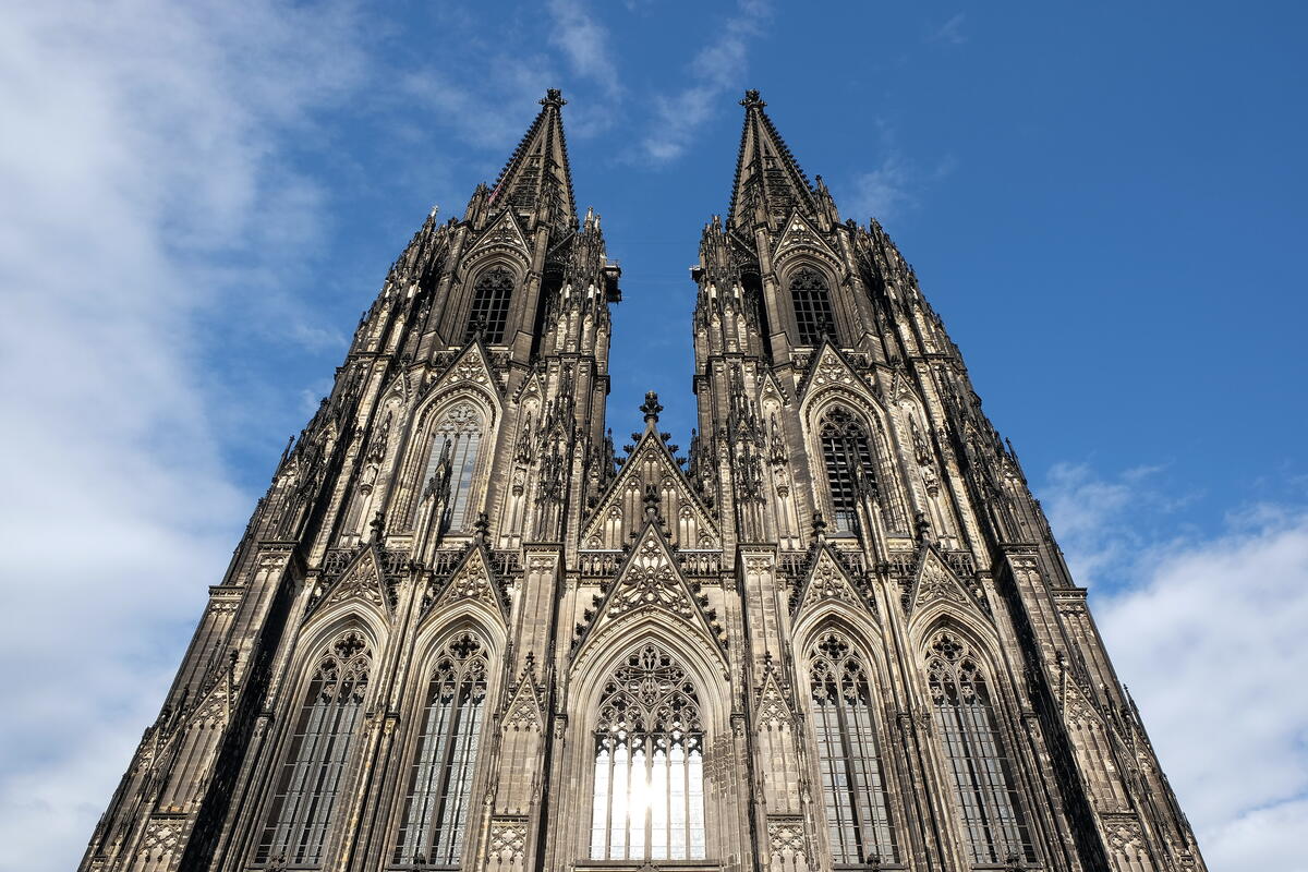 Die Westfassade des Kölner Doms aus der Nähe.