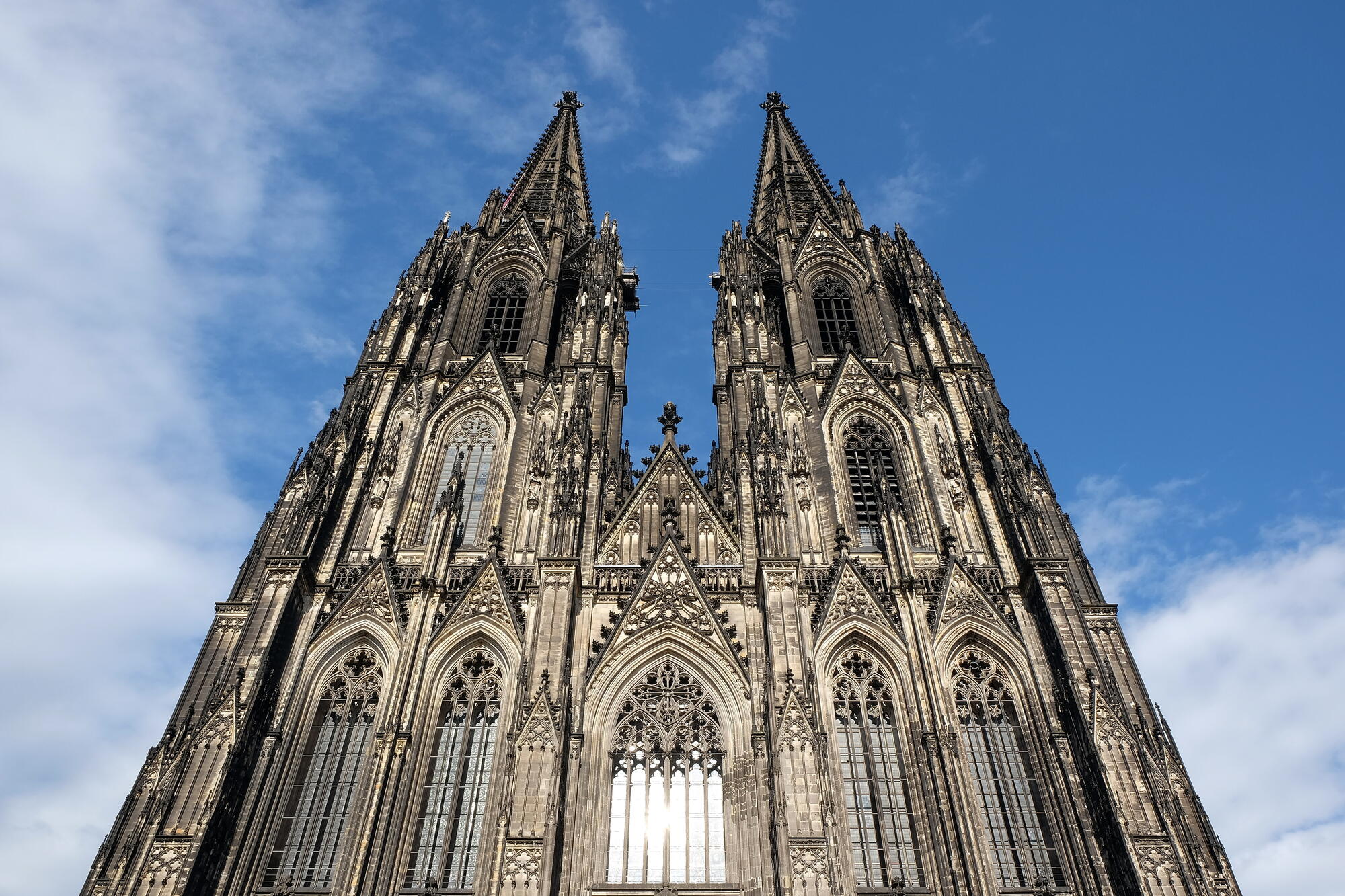 Die Westfassade des Kölner Doms aus der Nähe.