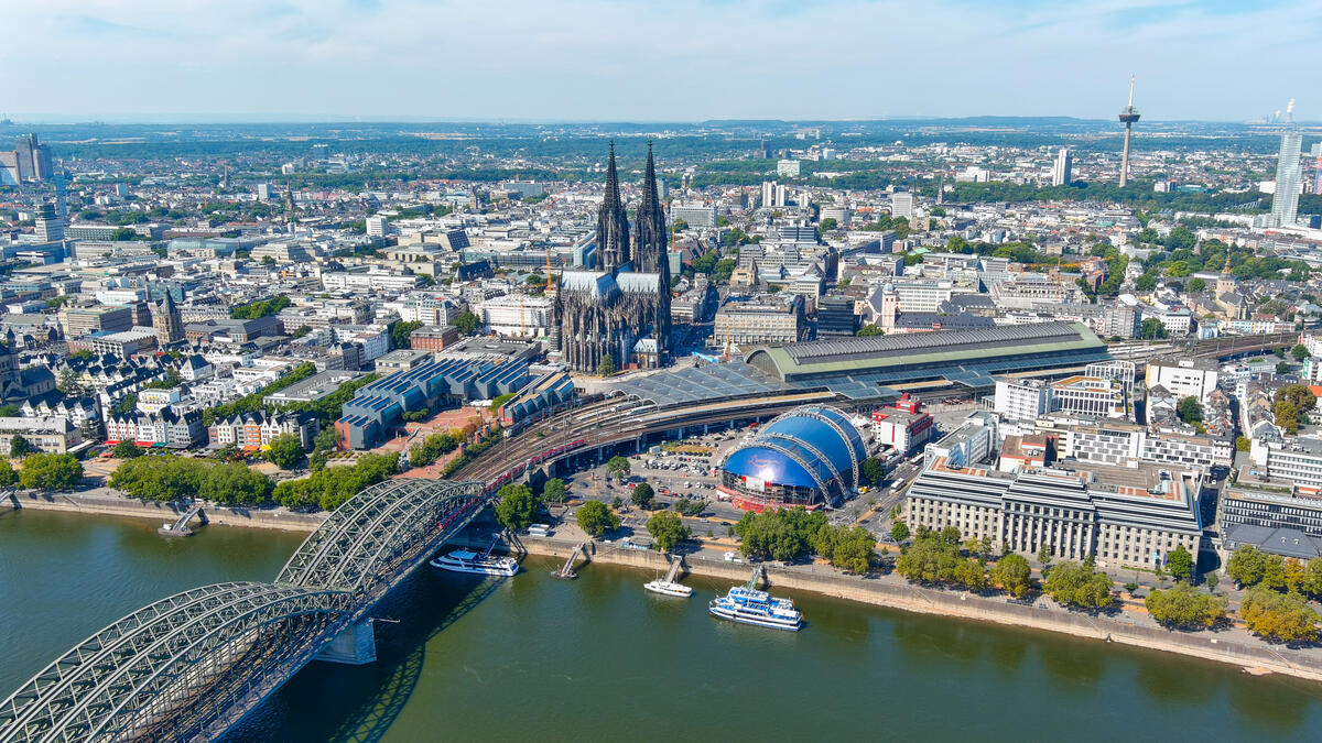 Dom, Hauptbahnhof und Hohenzollernbrücke von oben.