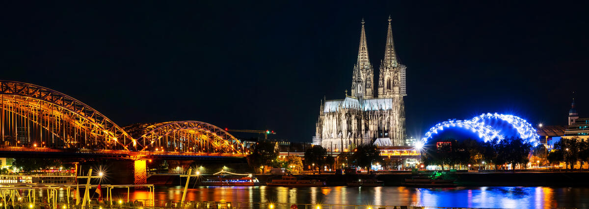Dom und Hohenzollernbrücke bei Nacht.