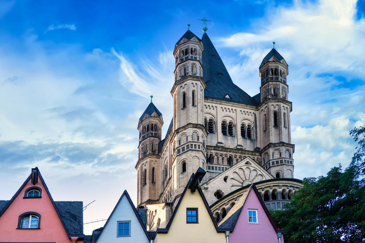 Groß St. Martin über den Dächern der Altstadt.
