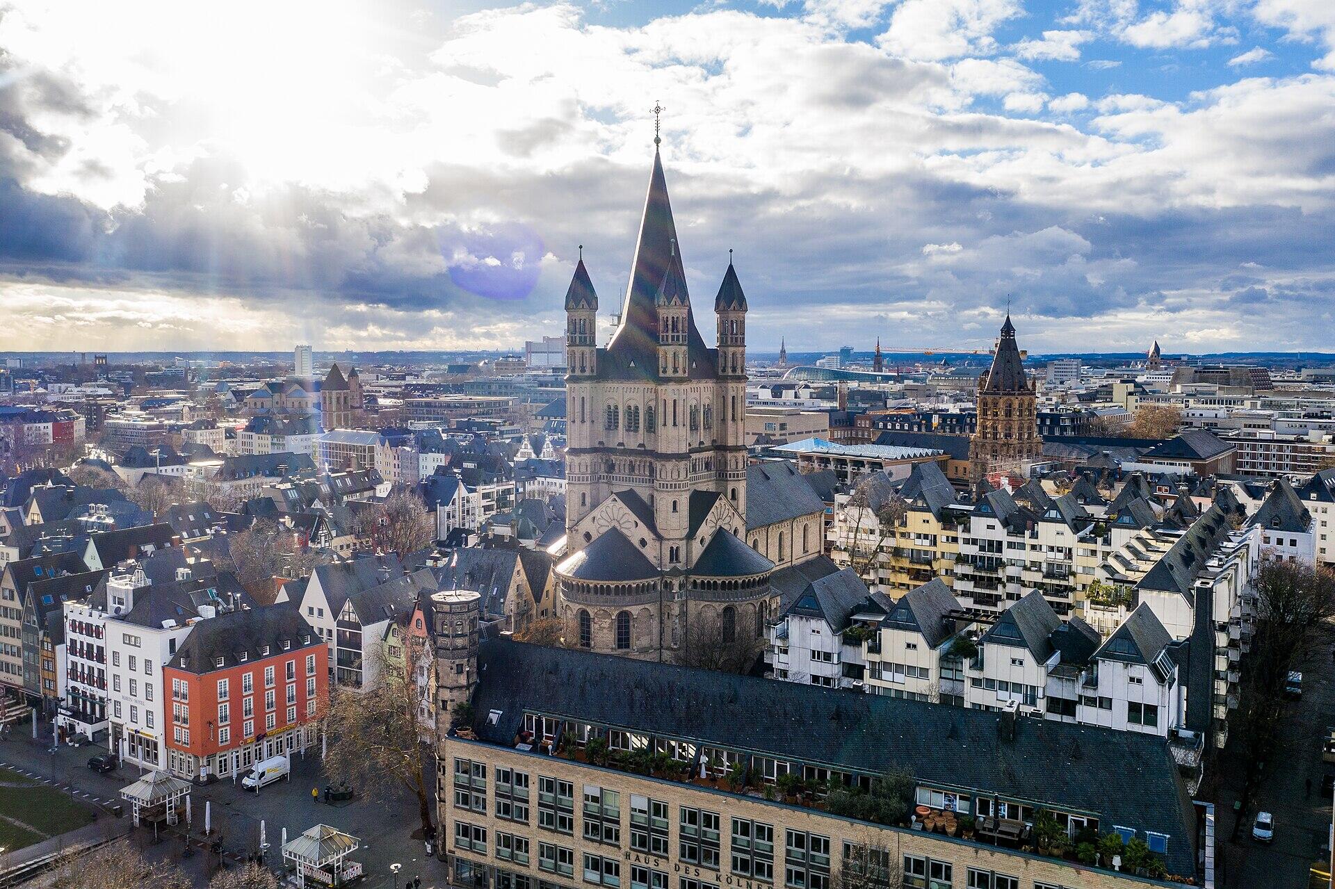 Blick auf Groß St. Martin, den Fischmarkt und den Rheingarten in Köln.