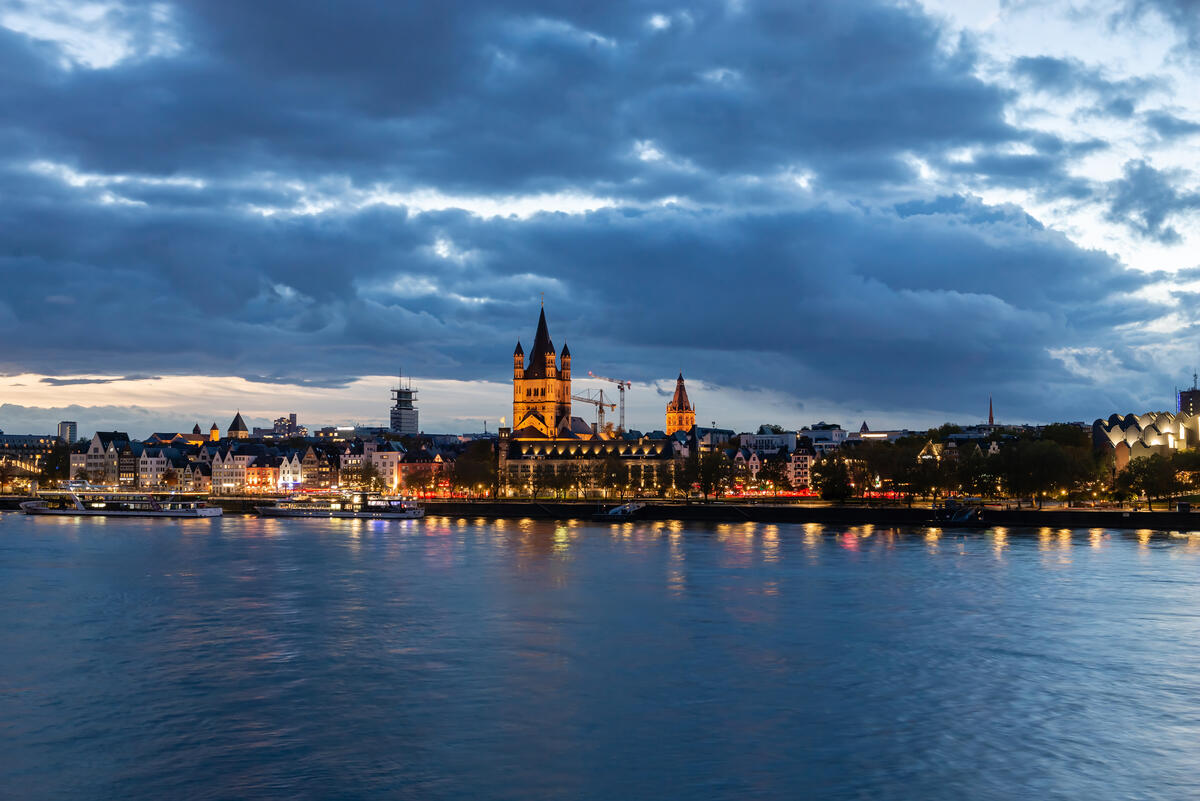 Kölner Altstadt unter einem wolkigen Abendhimmel.
