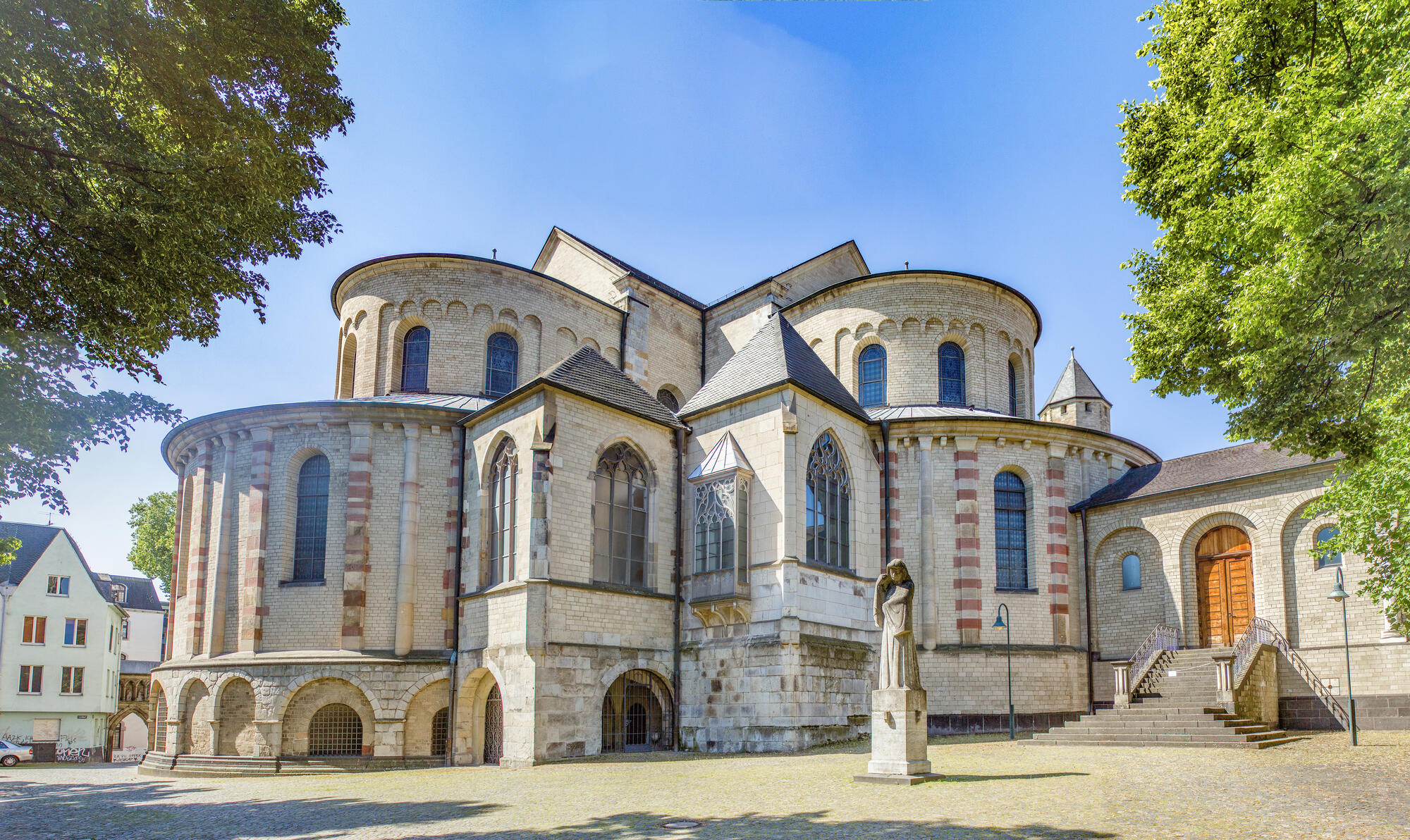 St. Maria im Kapitol zwischen Bäumen.
