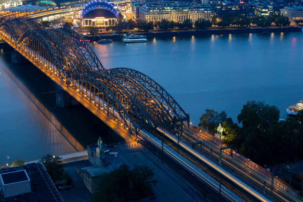 Züge auf der Hohenzollernbrücke am Abend.