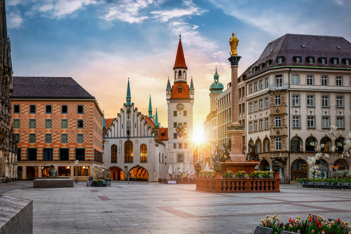 Altes Rathaus und Mariensäule im Morgenlicht.