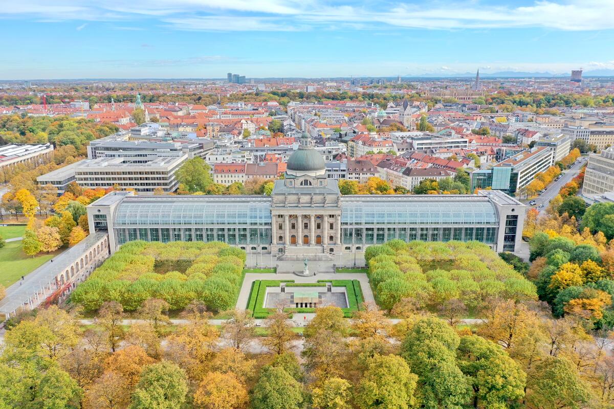 Bayerische Staatskanzlei mit Grünanlagen.