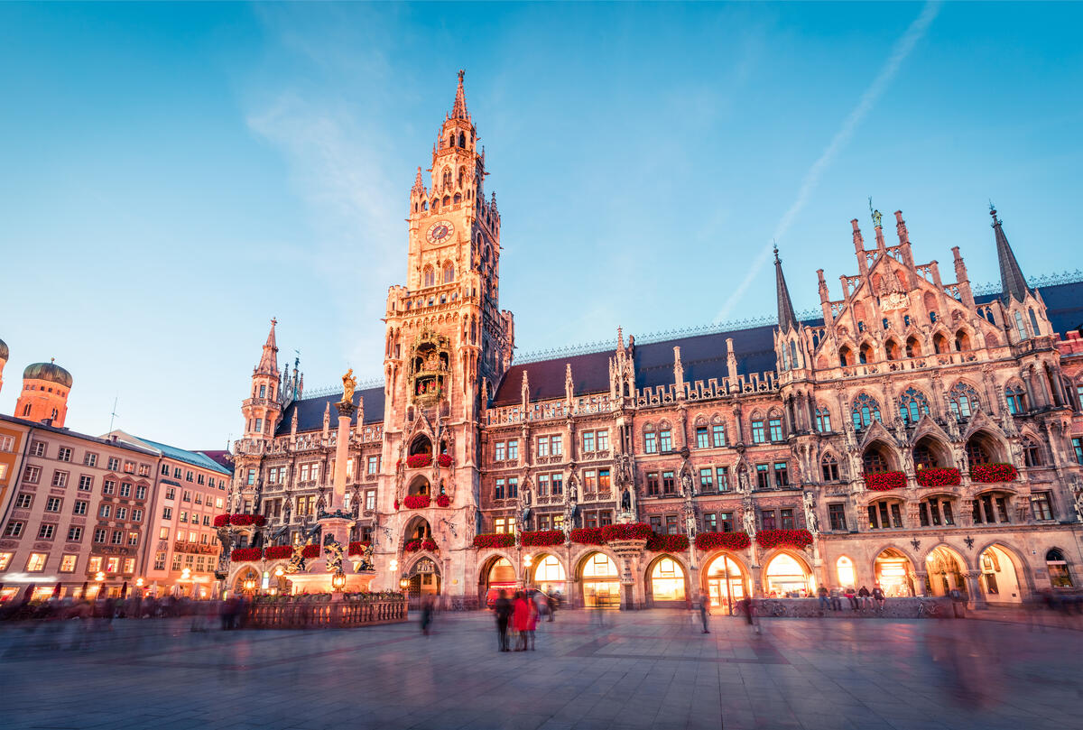 Beleuchtetes Neues Rathaus am Marienplatz.