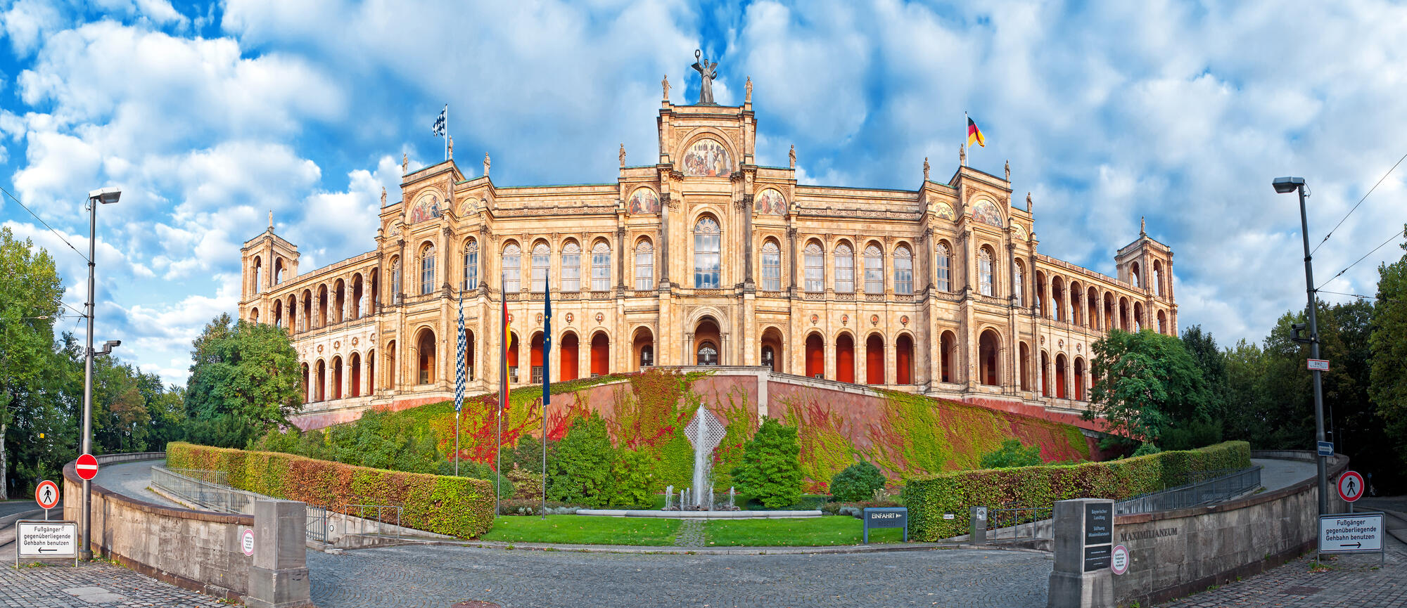 Das Maximilianeum unter Wolken.