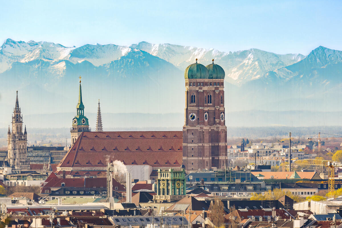 Frauenkirche mit Alpenpanorama.